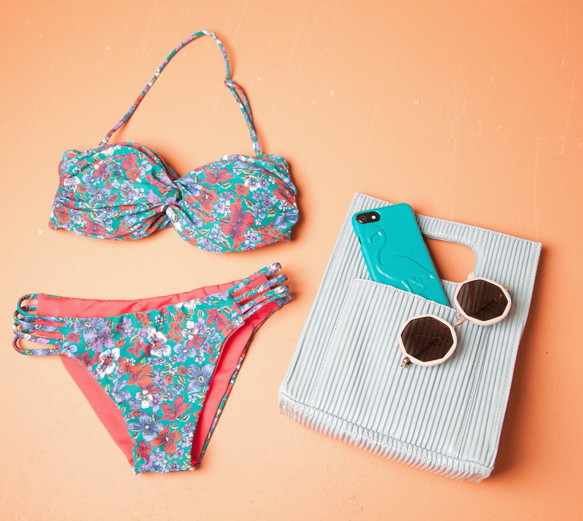 Lily Brown公式 バックのレースアップが 後姿をグッとセクシーにアピールするバンドゥビキニ フロントでツイストしたギャザー ホルターネックで 胸のラインも美しく演出します リリーブラウン 店頭入荷中