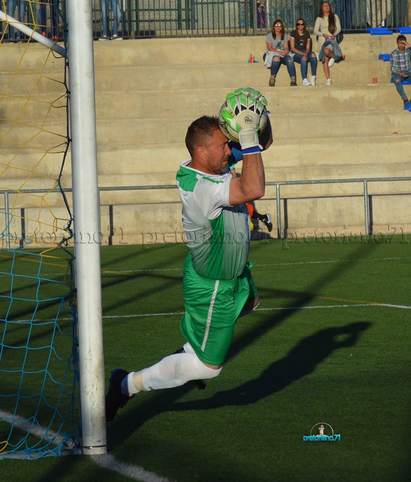 Entrevista a uno de los buques insignia de nuestro fútbol provincial. El portero del <a href="/cdarquillos/">C.D. Arquillos</a> Andrés Valero jaenenjuego.es/index.php/futb…