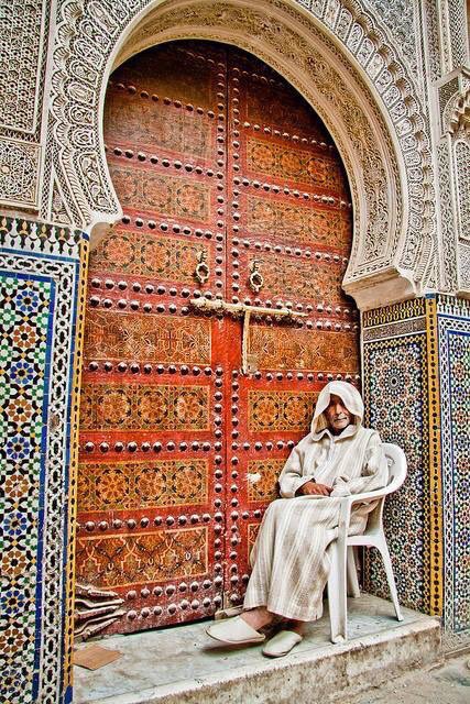 بيننا أناس طيبون لا يستطيعون استنشاق الهواء النقي الا بجوار ابواب #المساجد . #المغرب