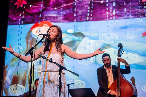 .<a href="/clarasallago/">Clara Sallago</a> combina jazz, flamenc, folklore llatinoamericà i chanson française ow.ly/WoRB30aNk4E #Música <a href="/centrecivicsafa/">CC Sagrada Família</a>