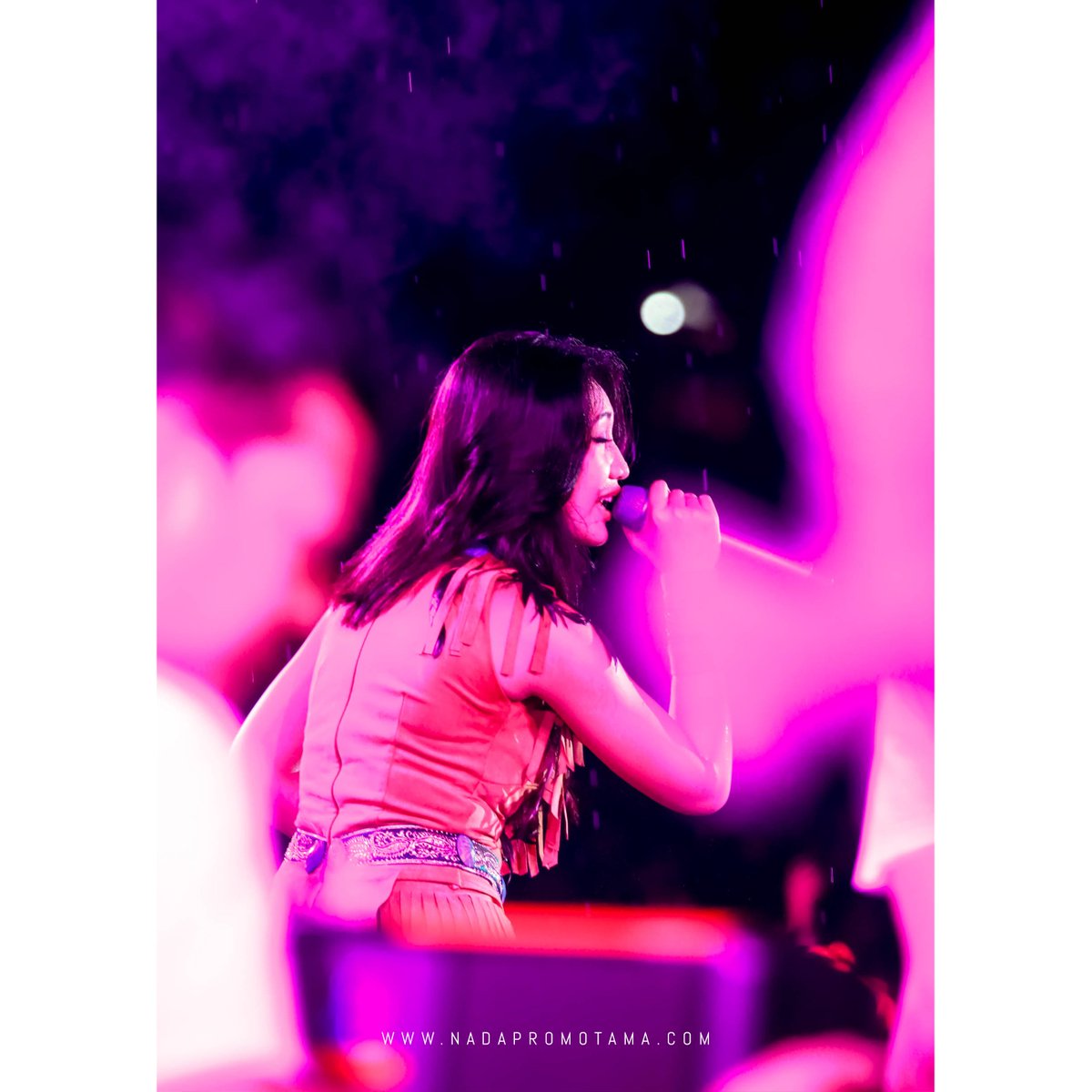 NadaPromotama's tweet photo. Dibalik derasnya hujan, ada teh @iMeyMey01 yang setia menghibur penonton :)
.
Apache ROCK N' DUT Rabu, 12 April 2017 Subang
.
📷: @akhmaddody https://t.co/irDAa8l5x2