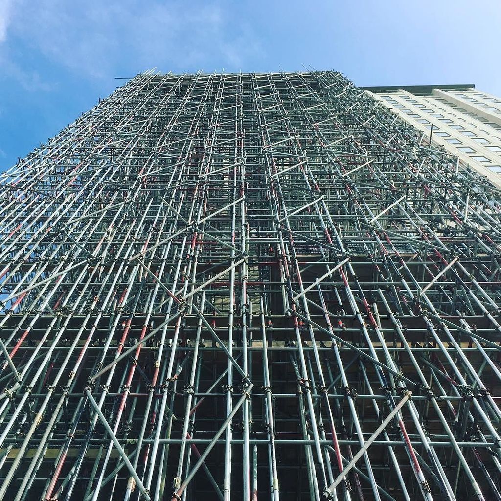 tig's tweet image. The most incredible manual scaffold going up on the Shell Centre on South Bank. It must be 80m and rising. ift.tt/2ptTxSZ