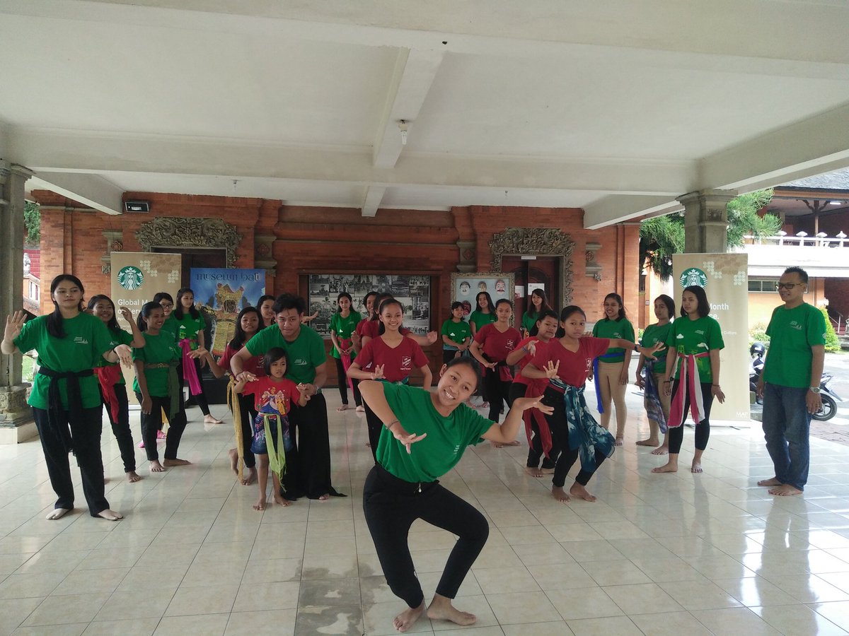 #SbuxGMOS dimulai dengan belajar menari Pendet #KodeNusantara <a href="/sobatbudaya/">Sobat Budaya</a> <a href="/SbuxIndonesia/">Starbucks Indonesia</a>