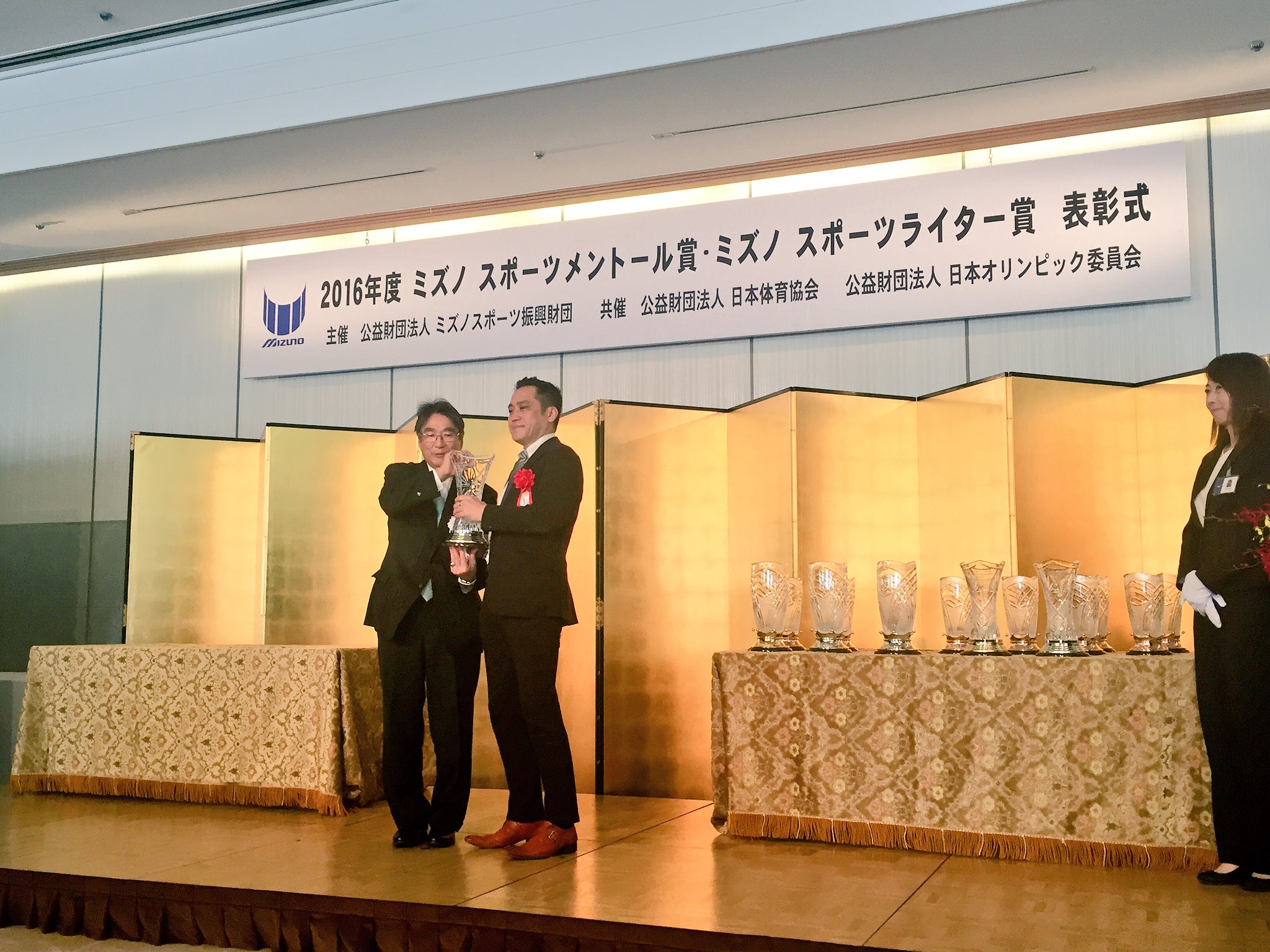 تويتر 編集中 イースト プレス على تويتر ミズノスポーツライター賞表彰式 サッカーと愛国 優秀賞受賞 清義明さん おめでとうございます 3枚目は選考委員の杉山茂さんの選評スピーチ 4枚目は同時受賞の上原善広さん 一投に賭ける 溝口和洋 最後の無頼