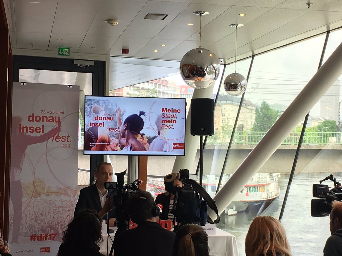 Wien24's tweet photo. #dif17: Projektleiter @_wtf77 kündigt @mandodiaomusic, Nino aus Wien, Norbert Schneider, Hansi #Hinterseer, Marc #Pircher & @KlausEckel an. https://t.co/eCIA1ahK0z