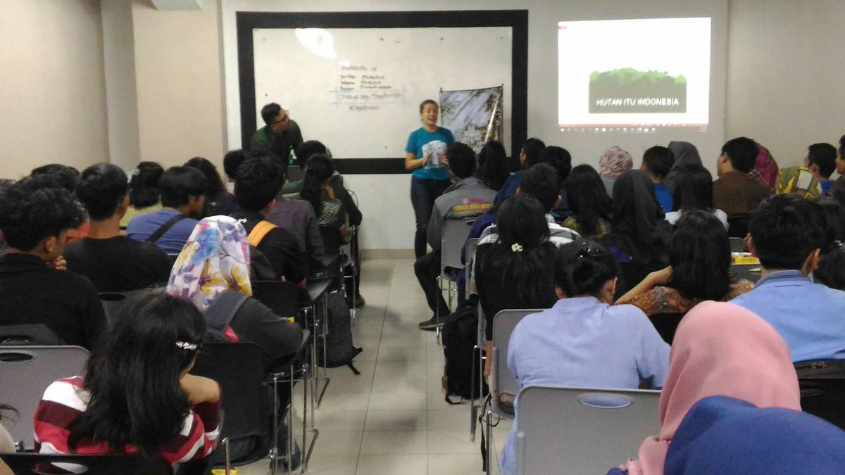 Kak Riry, perwakilan dari HII membuka acara roadshow, memperkenalkan tentang hutan Indonesia, kekayaannya,dll <a href="/hutanituid/">Hutan Itu Indonesia</a>