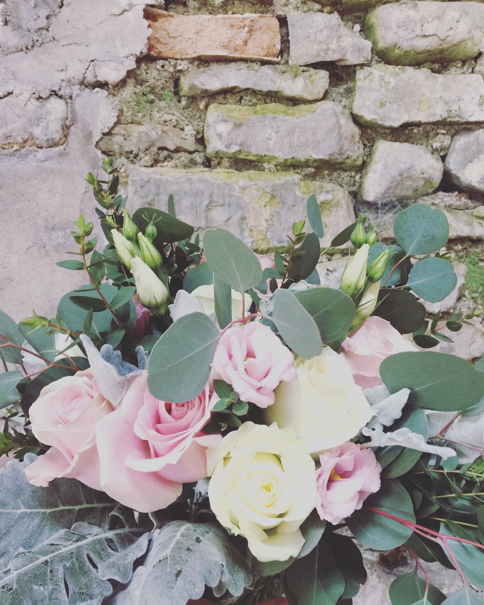 TFlowerCabin's tweet photo. love a rustic bouquet #weddingflorists #englishgardenstyle #weltonmanorfarm #somerset https://t.co/4p1ttMrKV6 https://t.co/yAJiSPks0m