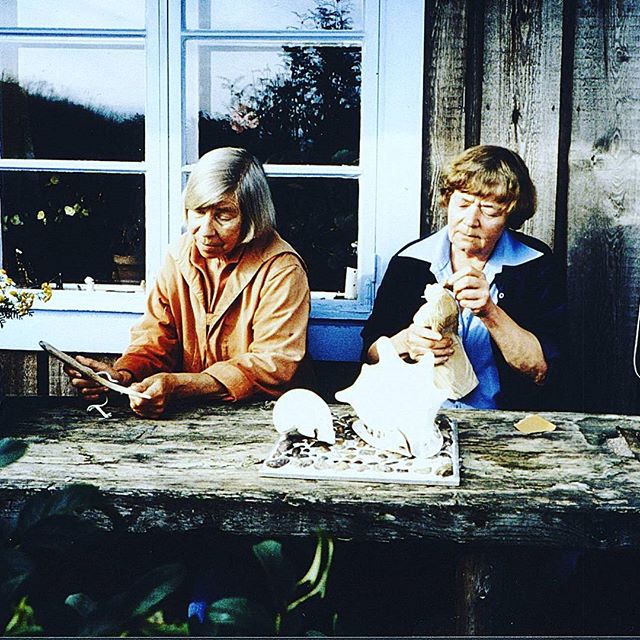 Tove Jansson ja Tuulikki Pietilä Klovharussa. Kuva HARU - yksinäisten saari - dokumentista / Lumifilm Oy / Handle Productions