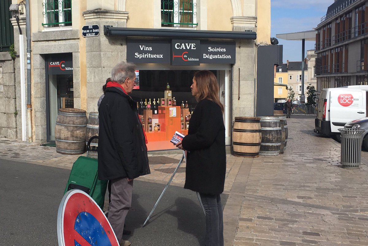 Fillon53's tweet photo. Les 24H de la Mayenne continue...sur le marché de Laval jusqu'à midi pour @FrancoisFillon ! #24HFillon #FillonMayenne https://t.co/IbGbhIGpKX