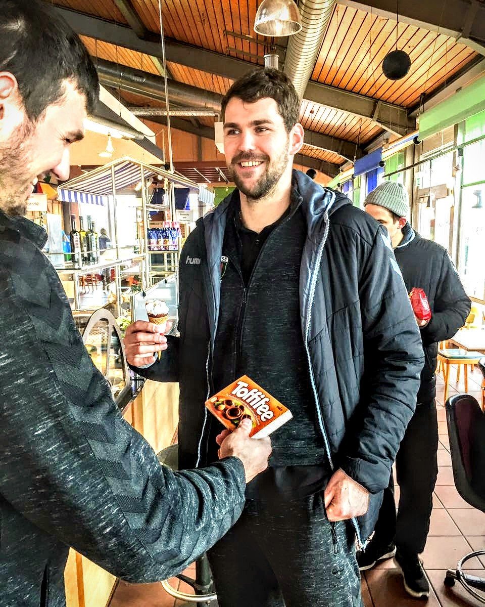 FuechseBerlin's tweet photo. Kleines Geschenk von Drasko Nenadic an den 2,03-m-Geburtstags-@jakov_gojun15. #Raststätte #ontheroad #Birthday #unserRevier #Handball https://t.co/KisnmzuuMS