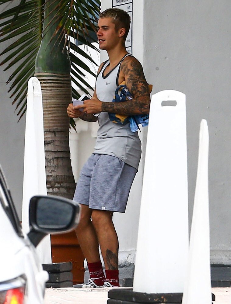 biebereligions's tweet image. a golden king