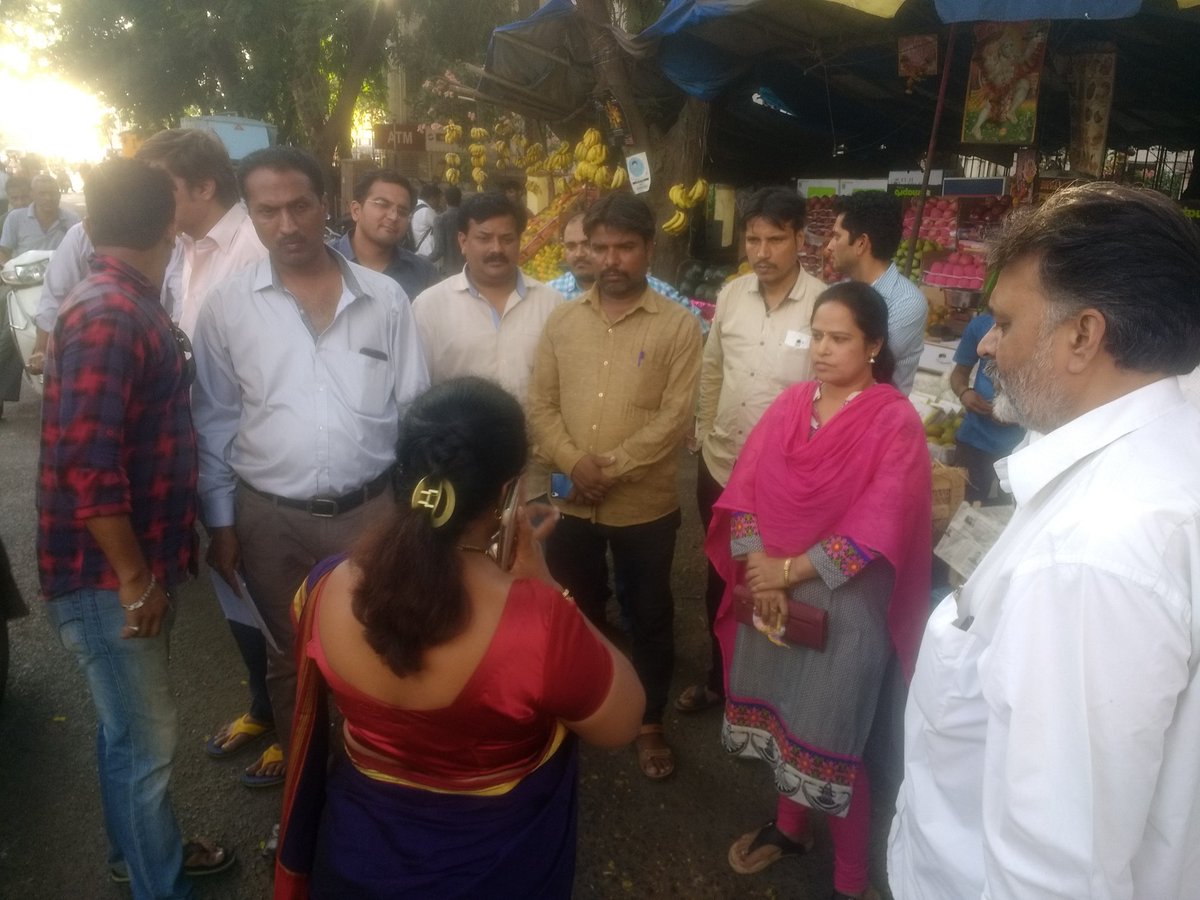Vaishalibjp's tweet photo. @Vaishalibjp visiting local #roads of #powai with bmc Officer​ and  @imShriniwas @powaibjp122 and will repair it as soon as possible.🙏 https://t.co/FjE8pSkQ4E