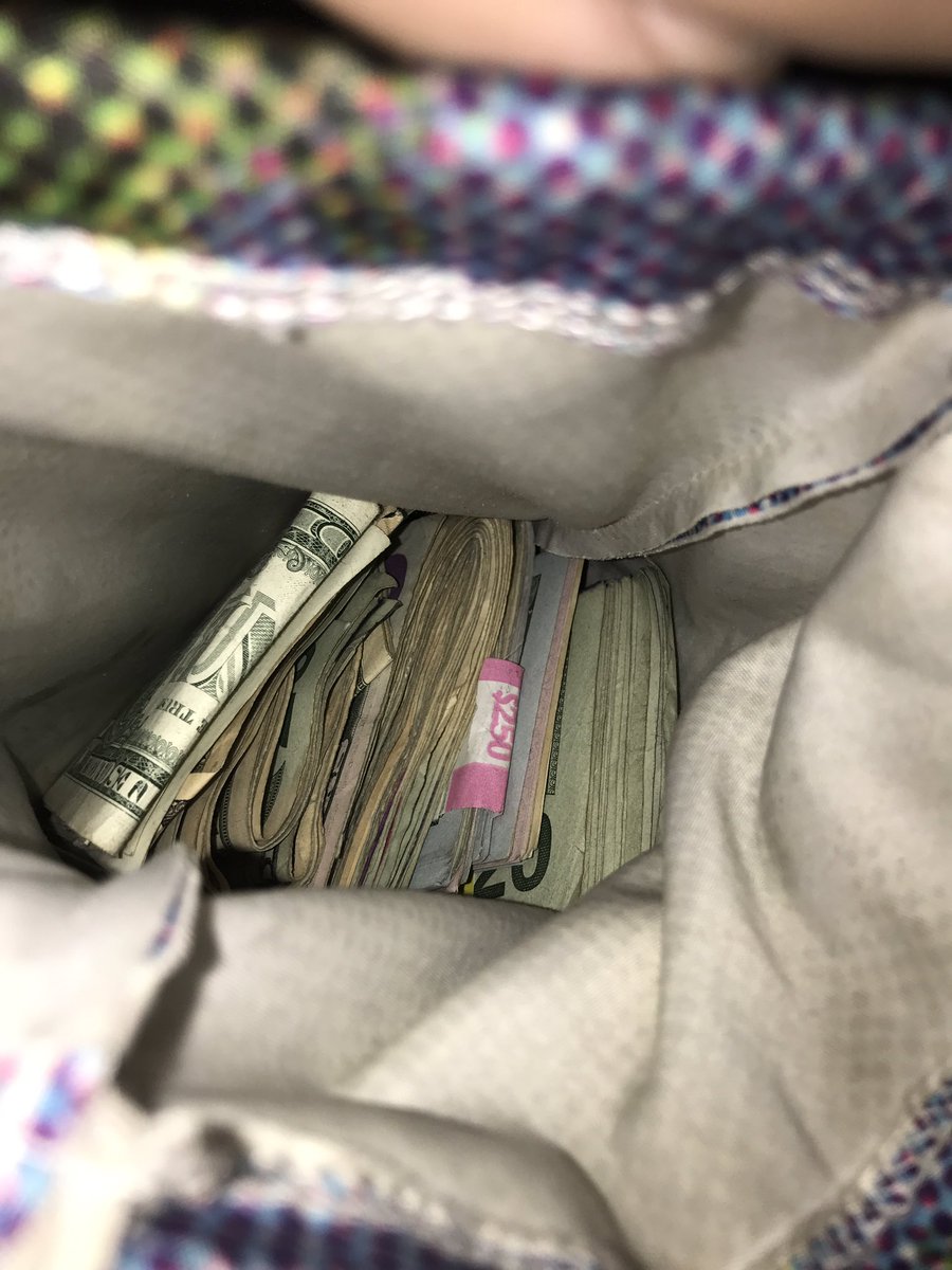 BeCarefuI's tweet photo. Who doesn't love money?¿💰💸💵💴💶💷 https://t.co/VzmFIsoRvZ