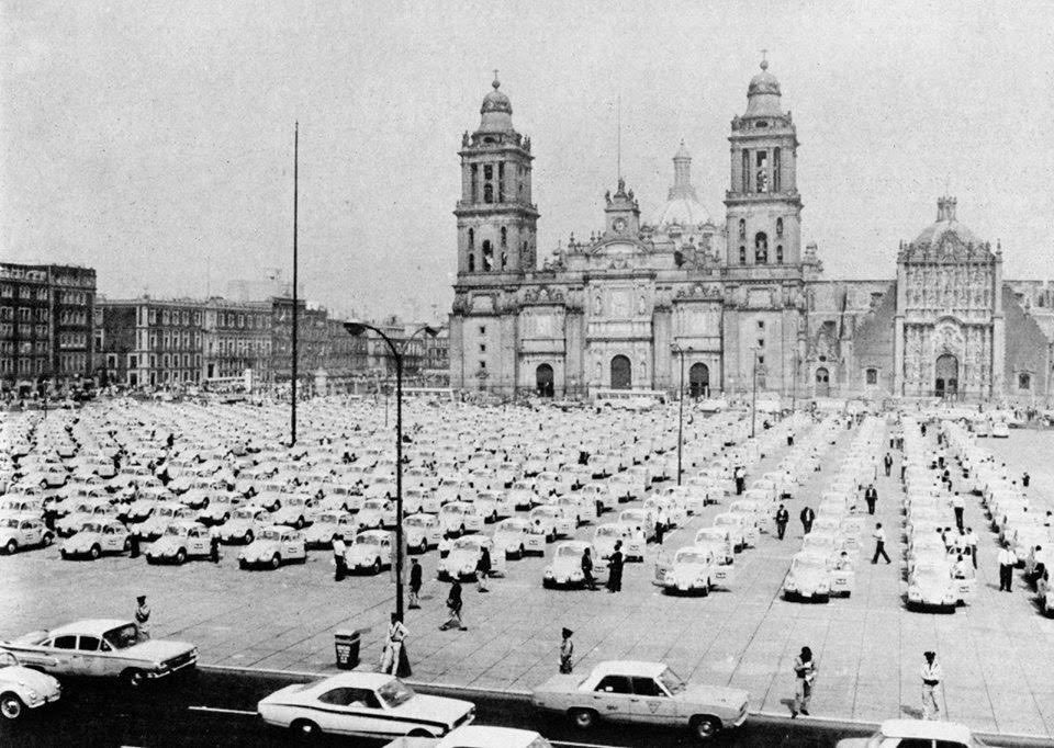 Cuauhtemoc_1521's tweet photo. Presentación de los minitaxis en la plaza de la constitución en los años 70. Puro bochito @Volkswagen_MX #CDMX #quieroViajarMx @RoyCampos https://t.co/oMakdEf8mF