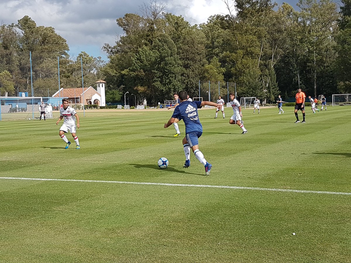 #Sub20 Sigue arriba <a href="/Argentina/">🇦🇷 Selección Argentina ⭐⭐⭐</a>, a base de juego asociado y buenas definiciones. ¡Bien, muchachos! Y se nos va el partido ante <a href="/ChacaOficial/">Chacarita Juniors</a>