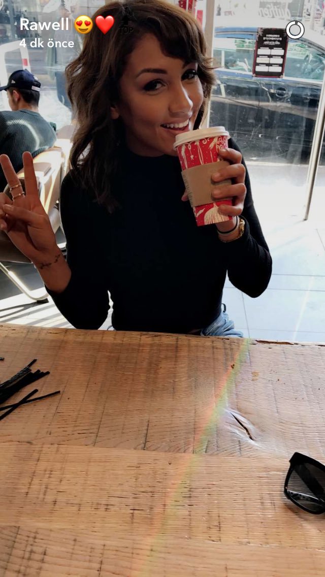 RawellSource's tweet image. Ma beauté fait son #comeback à la télé ouii #LesAnges9