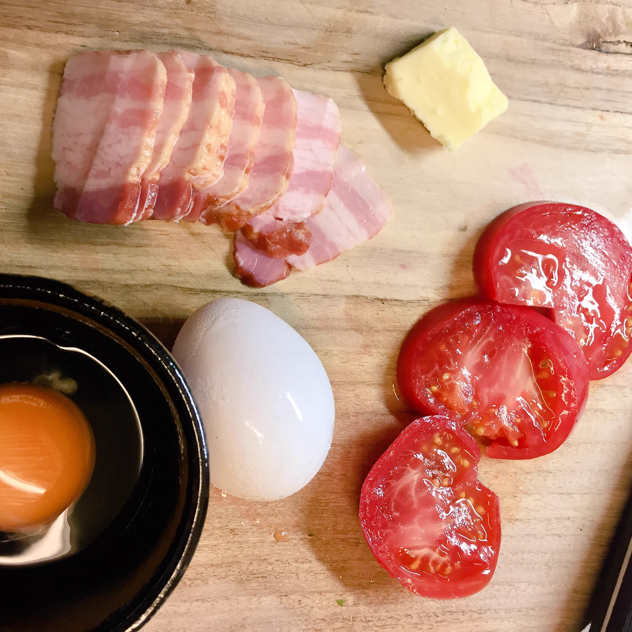 炭水化物なしでもピザが作れるｗｗｗ大満足なレシピ・目玉焼きピザ！