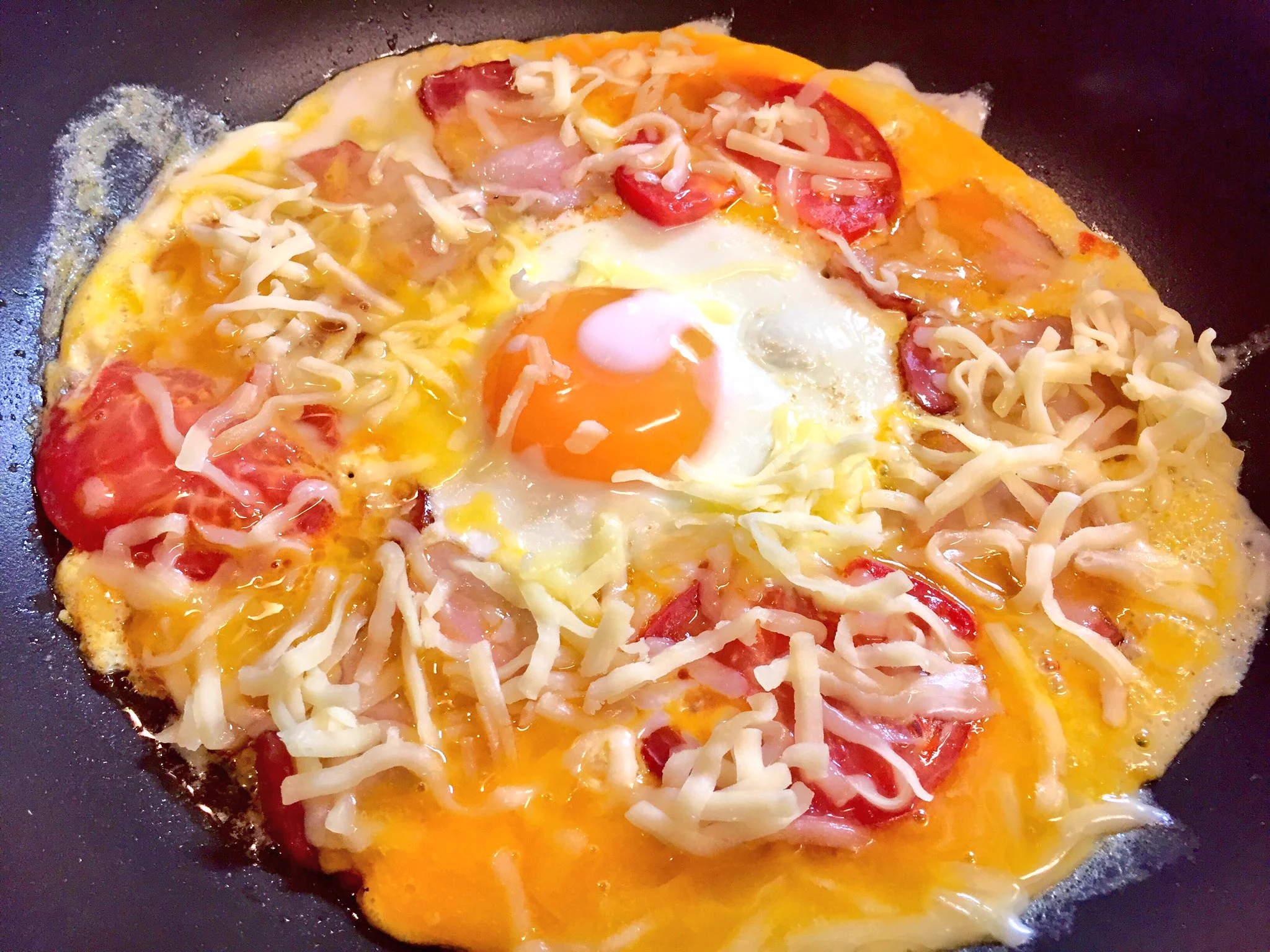炭水化物なしでもピザが作れるｗｗｗ大満足なレシピ・目玉焼きピザ！