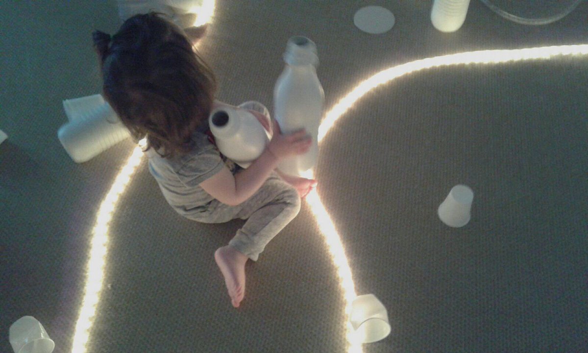 EscuelaReggio's tweet photo. Hoy ha habido un nuevo espacio creativo donde los protagonistas han sido la luz y las sombras; La  belleza, la curiosidad y el asombro #luz https://t.co/woxELIE9iE