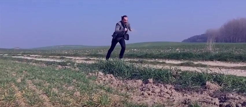 Badokeus's tweet photo. Disko berrian jasotako "Ferekak" abestiaren bideoklipa aurkeztu du  @ikerlauroba-k. Odei Esnaolak zuzendu du. https://t.co/zV8o5lduQE https://t.co/JDhi1cvoao