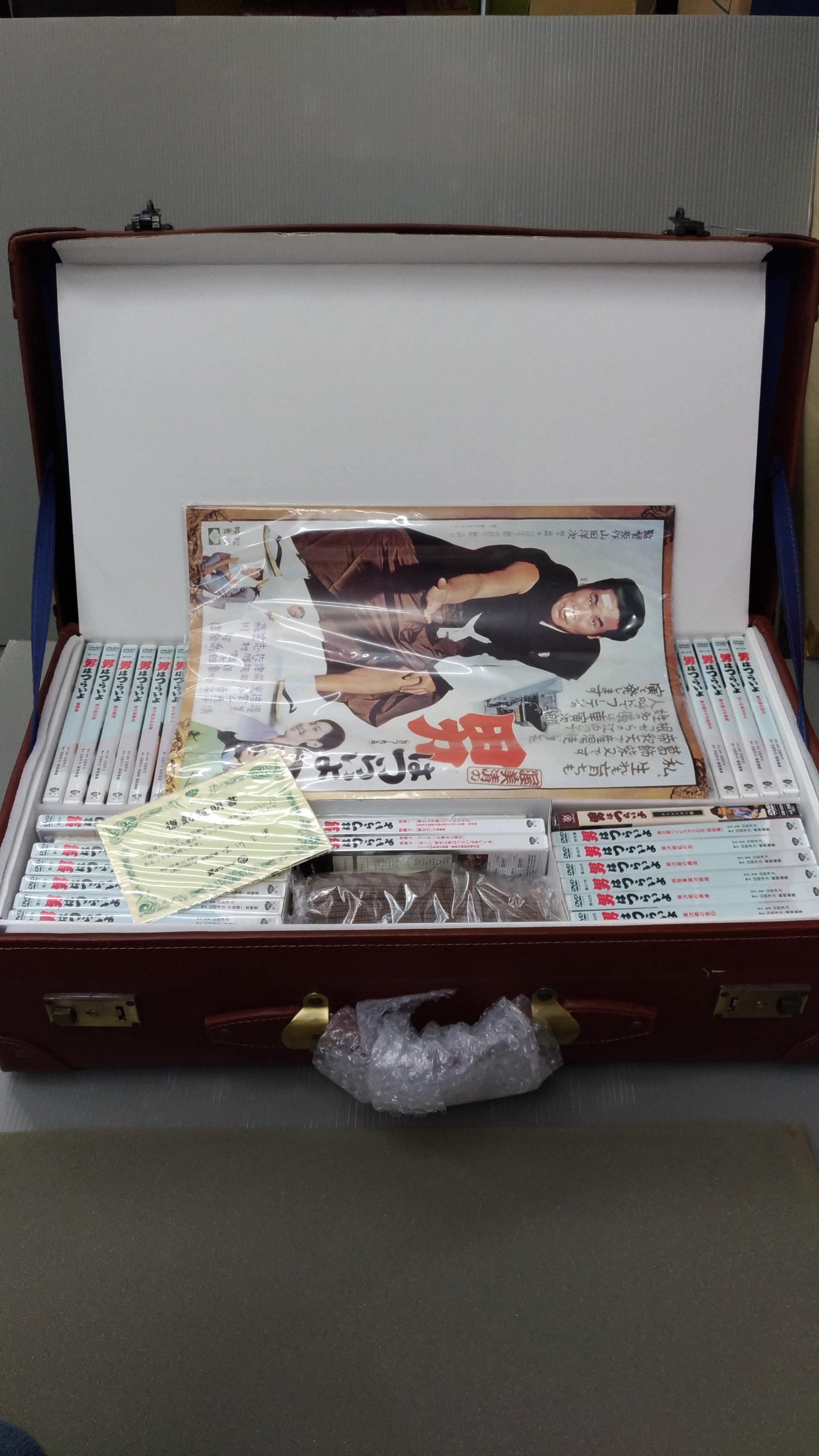 音吉プレミアム浜松店 Cd Dvd ゲーム フィギュア買取 Twitter પર 完全受注生産品の 男はつらいよdvd Box 寅んく が入荷しました レプリカとはいえ 本当のトランクに入っています 画像のポスターは店内備品です Dvd ブルーレイの買取はおまかせください