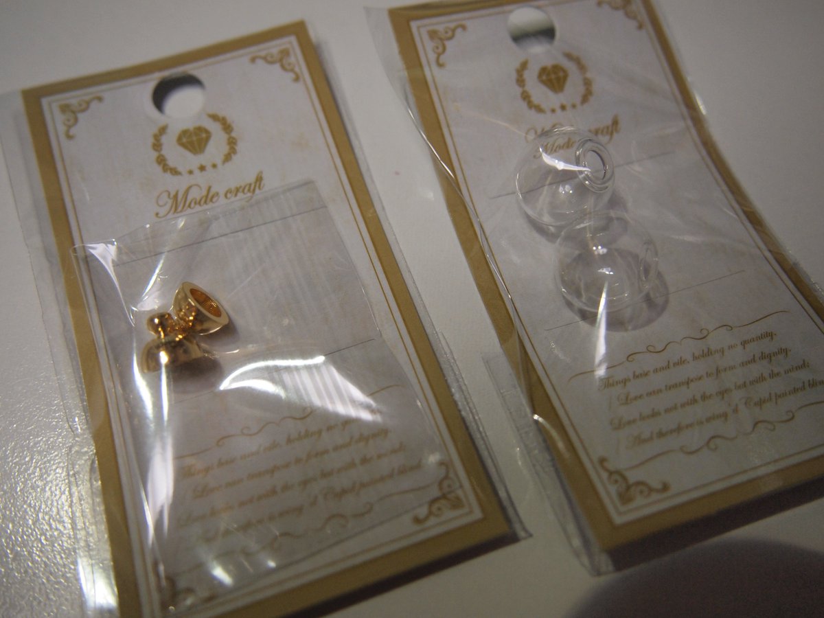 Zuizui 100円ショップワッツで買ったガラスドームをピアスキャッチに パール風のパーツもワッツで4つ108円 ドーム の中に詰めたのはセリアのデコパーツなどなど