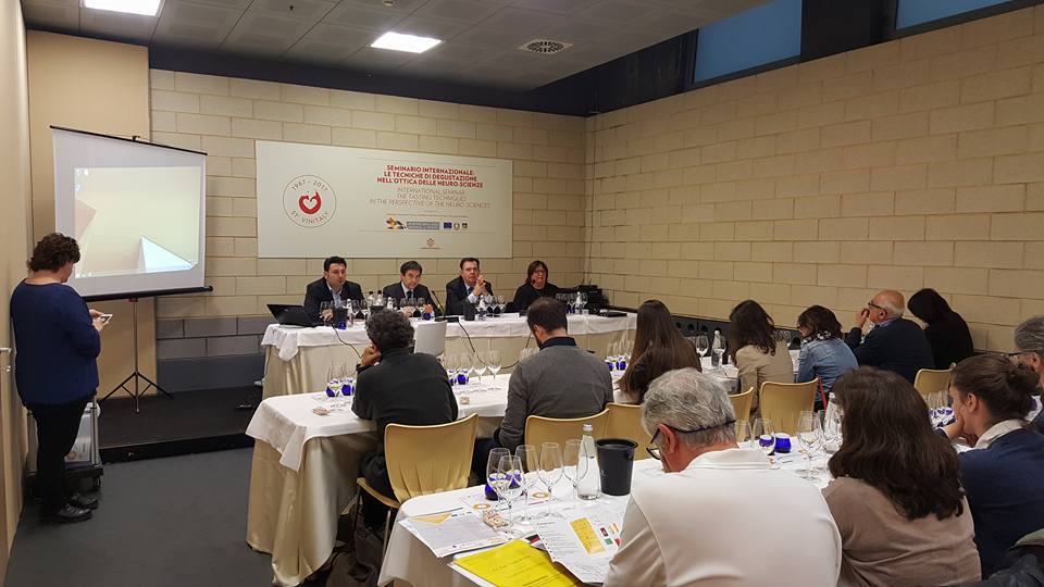 SensoryAnalysis's tweet photo. Grande succeso al #Vinitaly 2017 dove abbiamo illustrato le tecniche di #degustazione del vino nell'ottica delle #neuroscienze applicate. https://t.co/AW4Xr8HKlo