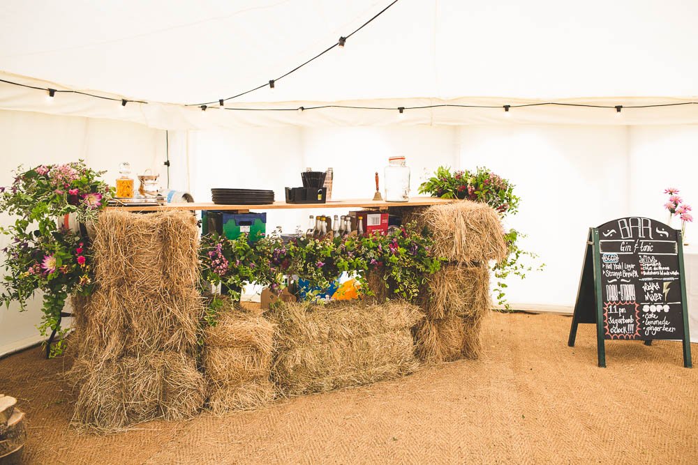 Bespoke rustic bars perfect for your woodland, festival style or country wedding! barsimple.co.uk/blog/2017/4/18… #weddinghour #wedfest #wedding