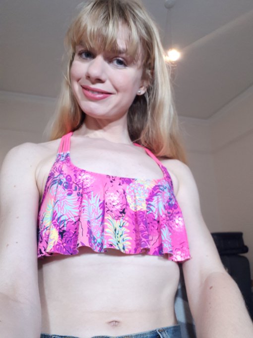 In my bikini in free chat 😚 https://t.co/by8DhtgQn7 @HornyDutchy @CAMabis_Society @LadiesOnline @GYNTK