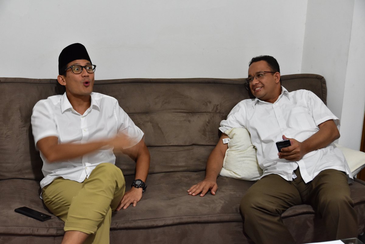 Nongkrong sore ini bareng Bro <a href="/sandiuno/">Sandiaga Salahuddin Uno</a>...
sitting, talking, and doing something... :)