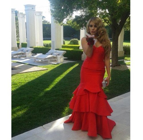 5h_throwback's tweet photo. Dinah at Prom. April 18th 2015. https://t.co/1PaVp6g8dx