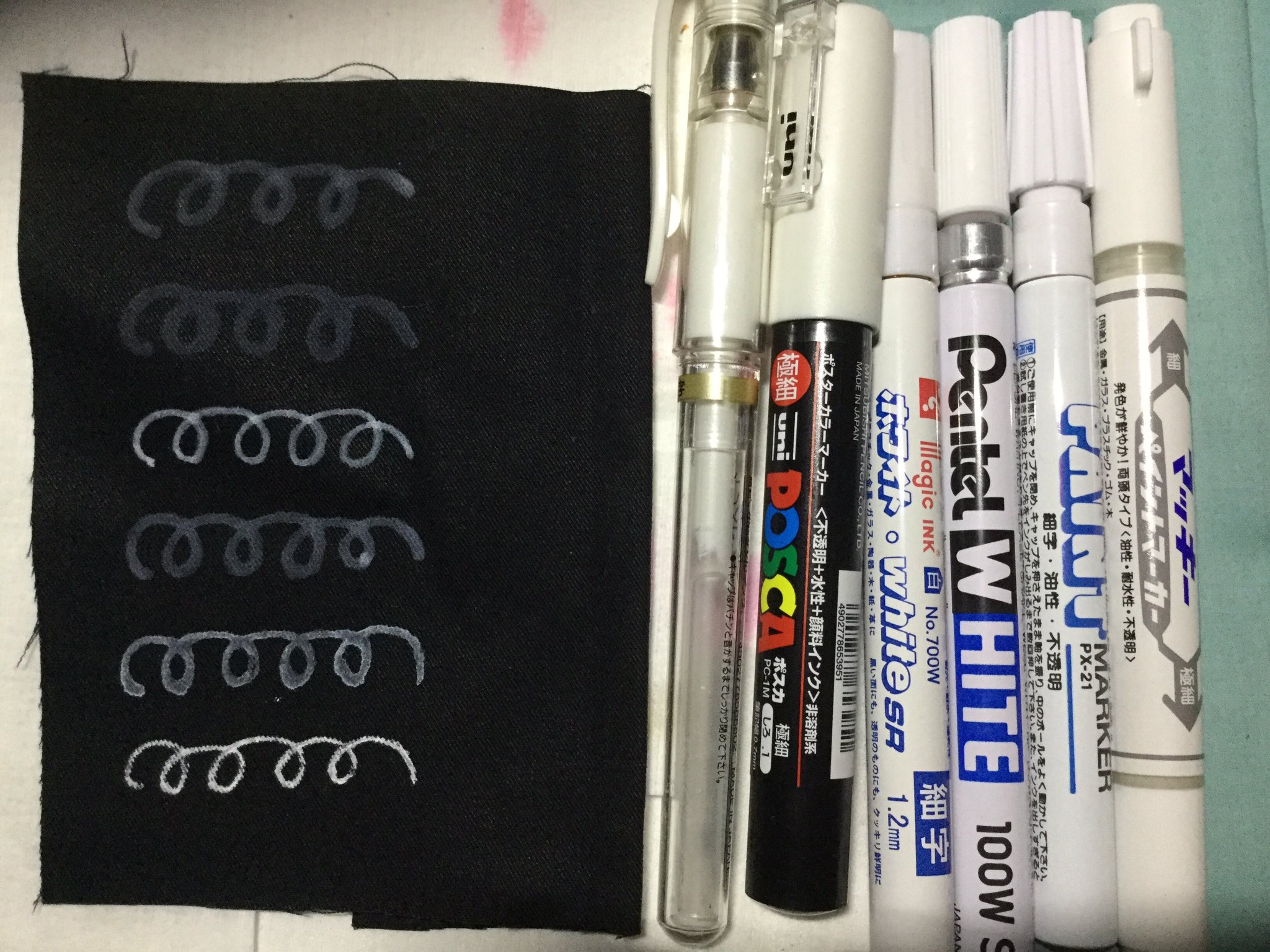 Hajime 黒布に書けそうな白ペンの比較 それぞれ2回ずつなぞり書き 布はポリ 上からマッキー 三菱ペイントマーカー ぺんてるホワイト マジックインキホワイト ポスカホワイト ユニボールシグノホワイト ボールペン ぺんてるのホワイトが一番良さ Hajime 黒布に書けそうな白ペンの比較 それぞれ2回ずつなぞり書き 布はポリ 上からマッキー 三菱ペイントマーカー ぺんてるホワイト マジックインキホワイト ポスカホワイト ユニボールシグノホワイト ボールペン ぺんてるのホワイトが一番良さ