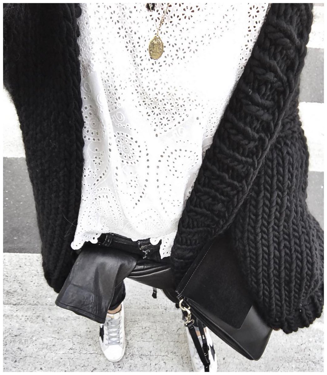 Black &amp; White 🖤
📷Audrey Lombard
bit.ly/simone--cardig…