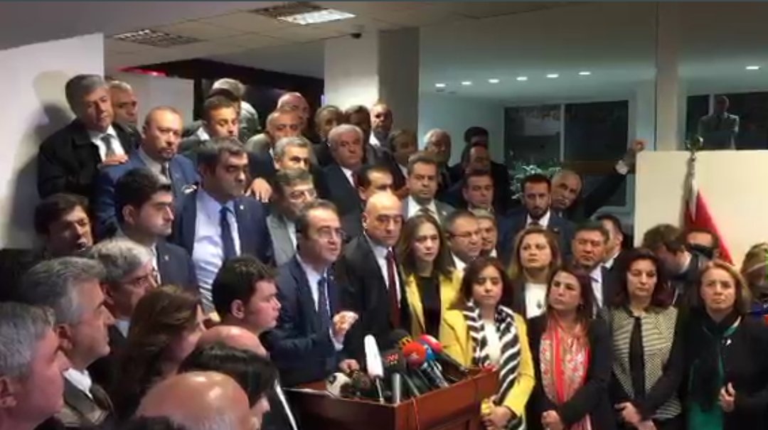 Yüksel Seçim Kurulu önündeyiz. Referandum sonuçlanmamıştır. İlan edilen sonuçları tanımıyoruz.