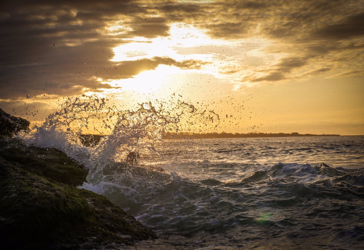 ExplorerPhotos's tweet image. Woke up at 4 AM drove down to Rhode Island for the sunrise this morning. Probably one of the sickest pics I've taken.