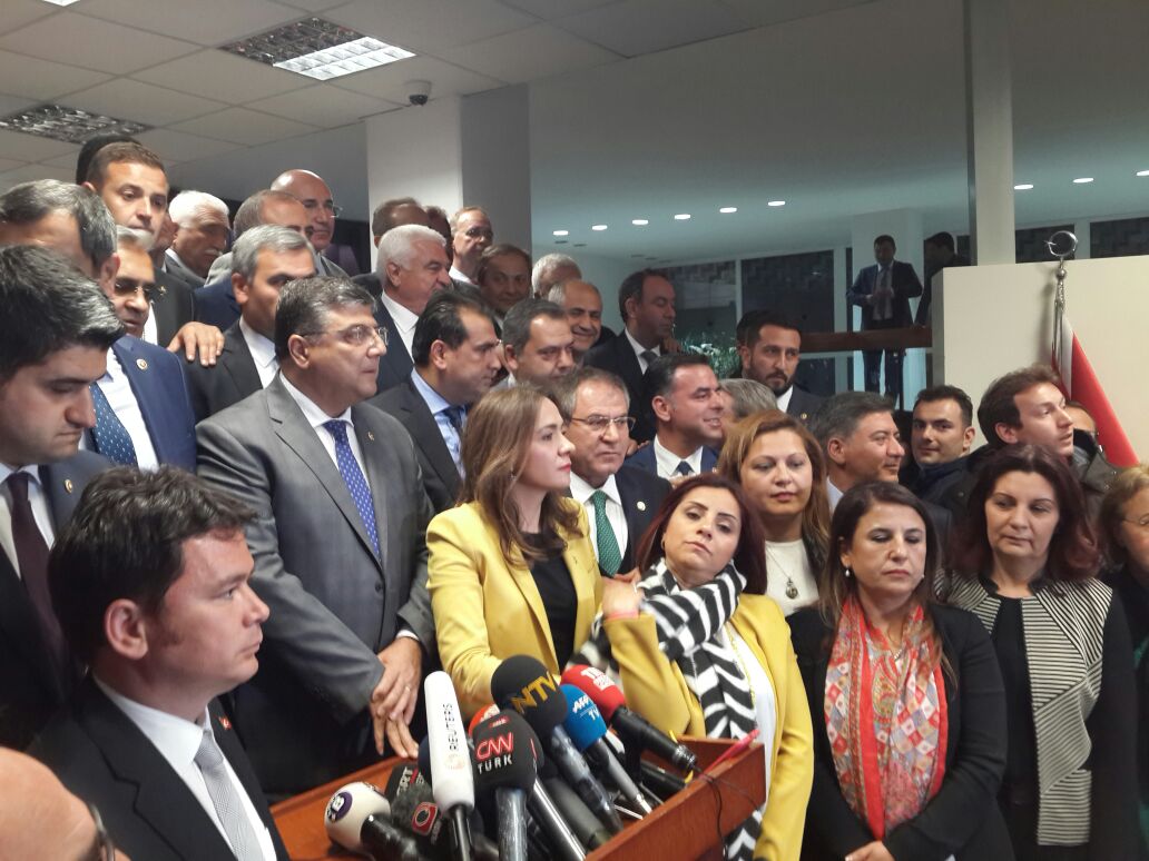 kamilsindir's tweet photo. #HAYIRl'arımızın takipçisiyiz. Milletvekillerimizle birlikte YSK'ya itiraz ettik...

Halkoylamasının kesin olmayan sonuçları gayrimeşrudur. https://t.co/PV1gPFVP63