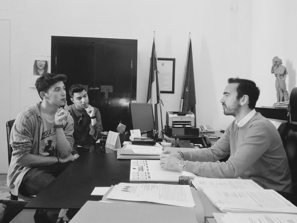 gzileni's tweet photo. Incontro con i ragazzi di @CanudoASOC1617 con il Sindaco di @comunegioialive Dott.Donato Lucilla per l’ottimo lavoro per @ascuoladioc https://t.co/wqe53H54Dd