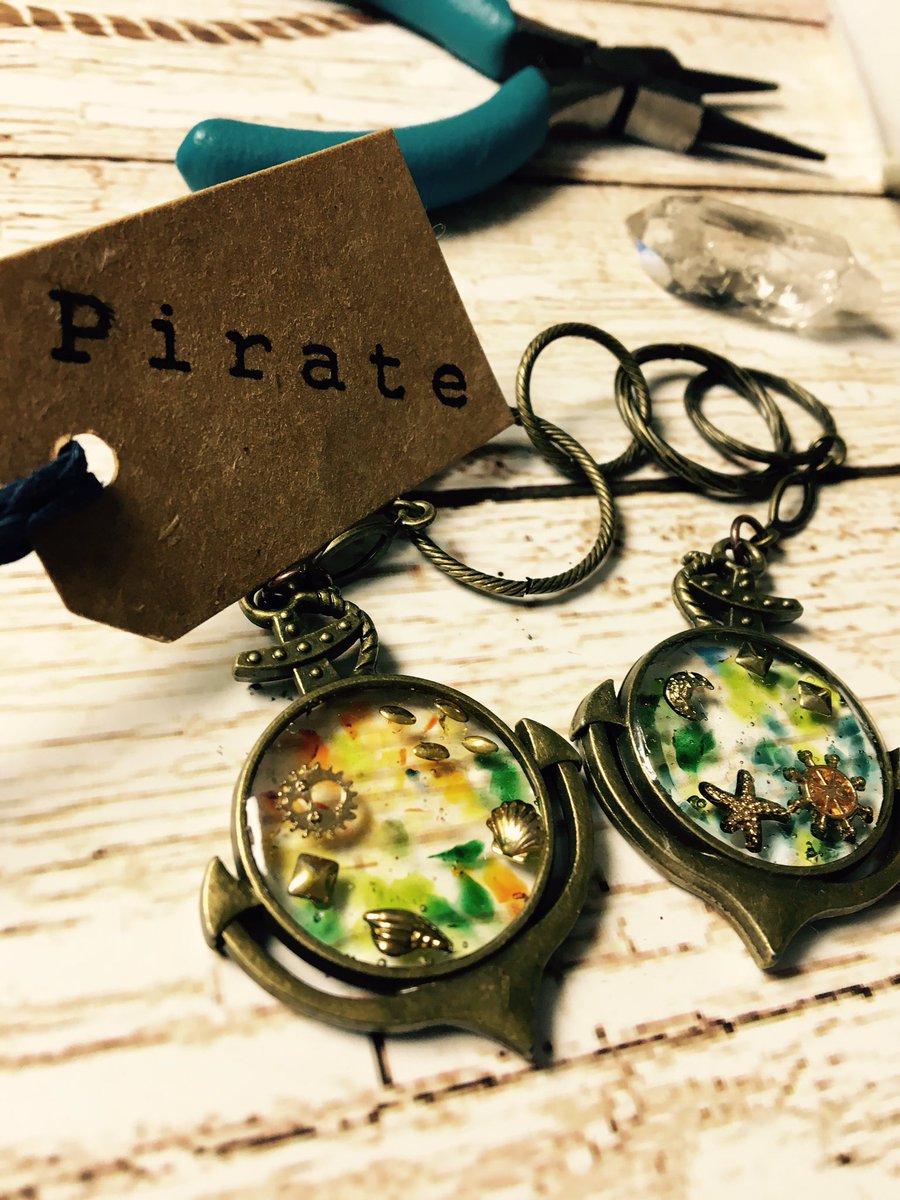 アヒル軍曹 ө على تويتر まず手始めに ギスギスクラフト海賊編 ギスギスクラフト海賊編リベンジ シリーズイメージ 2枚目が初期 海賊でゾムさんシャオさんカラー 3枚目がリベンジでゾムさんコネさんカラーにしてみましたん ө ハンドメイドの主役はwrwrd