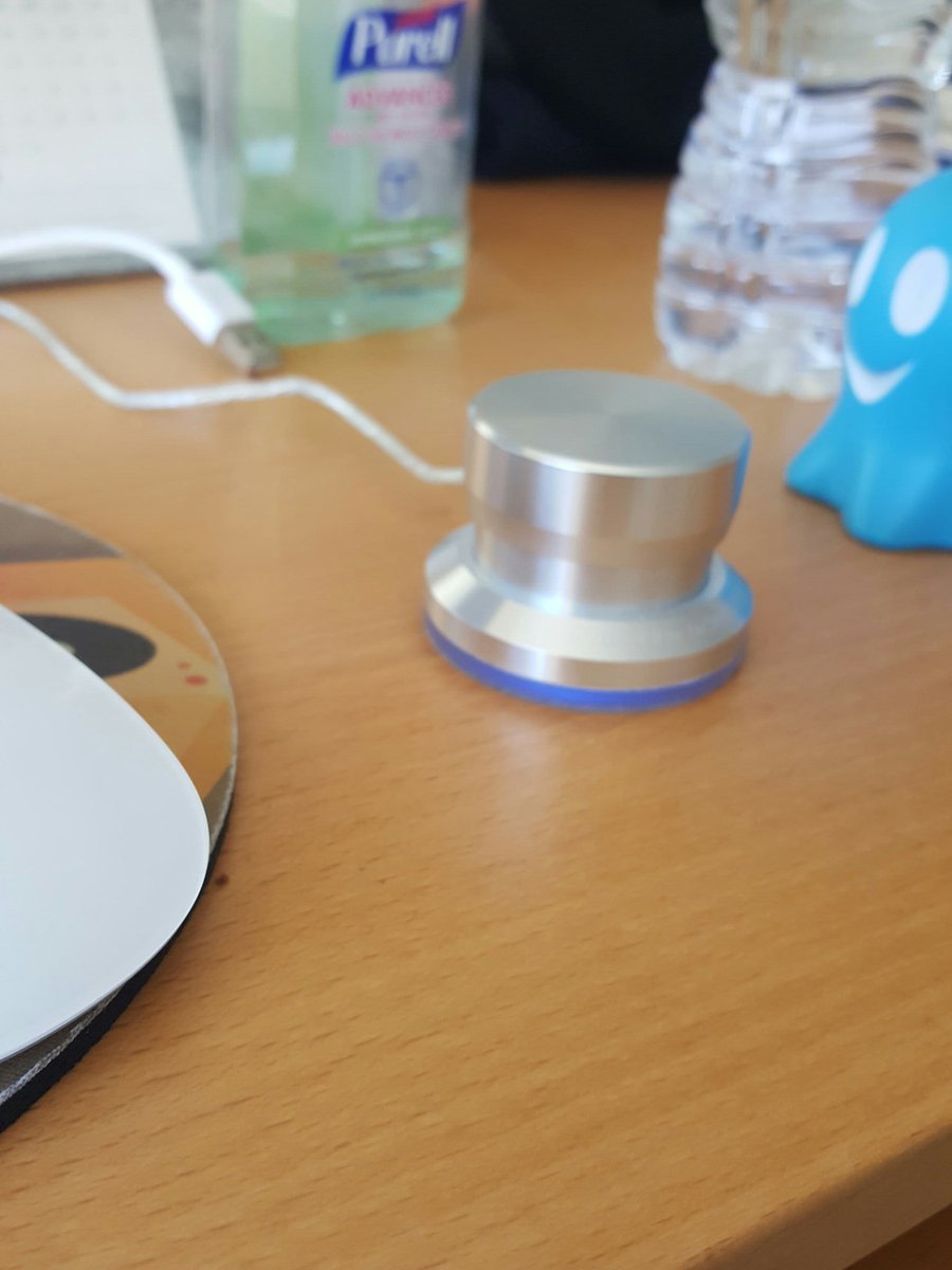 aweissman's tweet photo. @blakeir My desk. Volume control https://t.co/NfFYWb407w