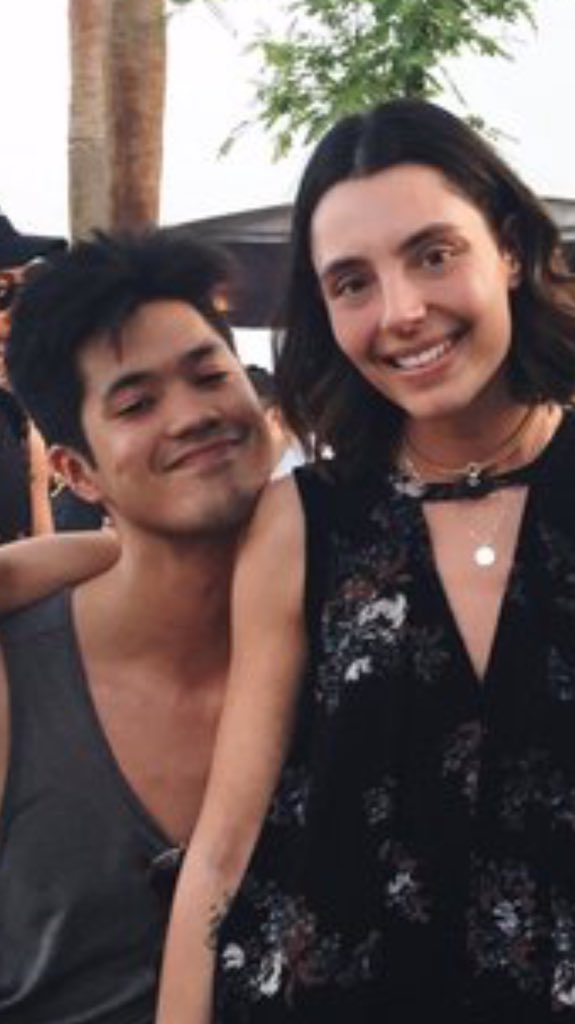 bubblebtler's tweet photo. Wow I never wanted to be a shoulder until now https://t.co/d9EeXpTrSV