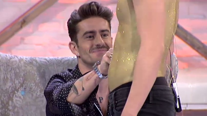 cambiame's tweet photo. .@princepelayo comprueba si mancha la "brilli-camiseta" de David @fabricatele #Cámbiame445 https://t.co/jYSAtiiSXT