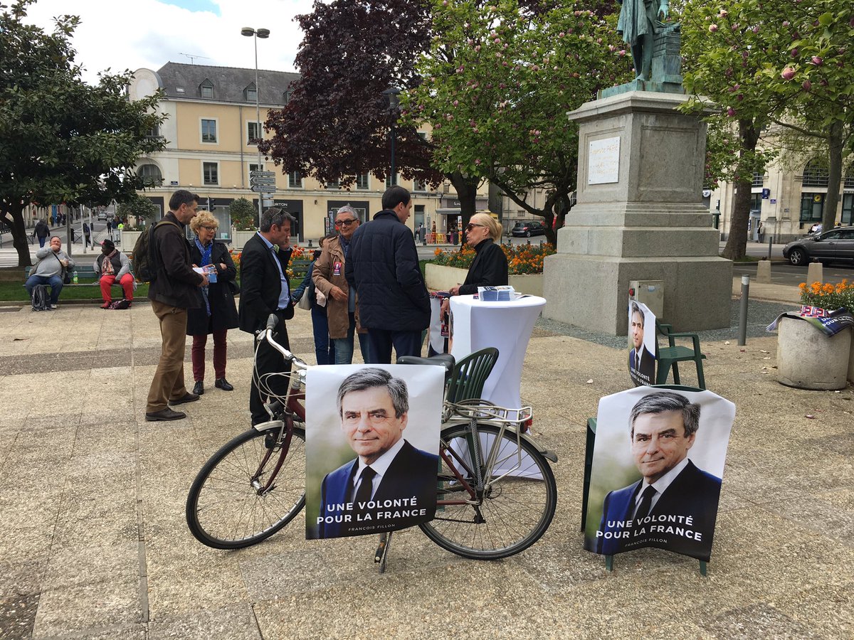 Fillon53's tweet photo. Les soutiens de @FrancoisFillon en #Mayenne sont à votre rencontre cet après midi dans le centre ville de Laval ! #24HFillon #FillonMayenne https://t.co/VEJtzMhlpn