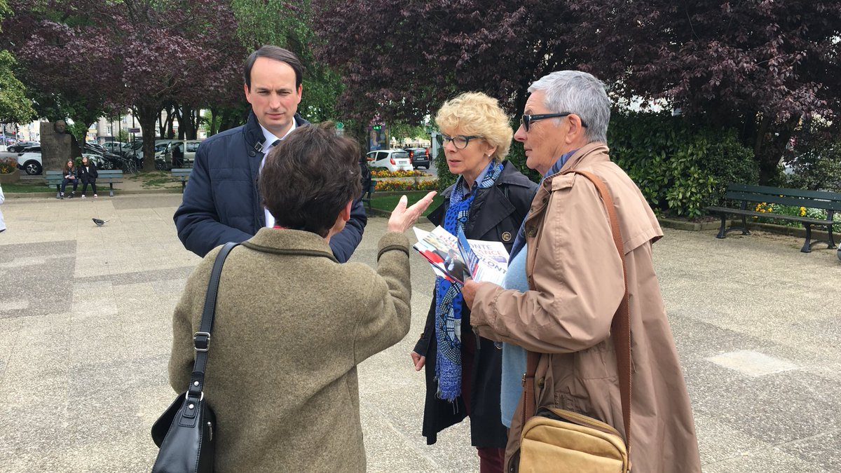 Fillon53's tweet photo. Le député de la Mayenne @gchevrollier aux côtés des militants de @FrancoisFillon pour convaincre les indécis ! #24HFillon #FillonMayenne https://t.co/2FPo46RPHK