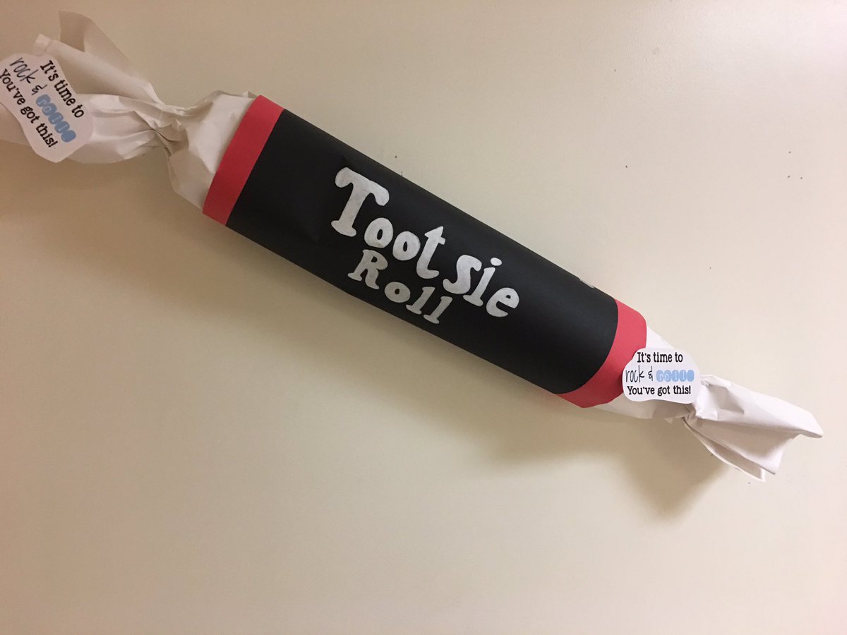 mrs_penasclass's tweet image. State testing today with a little encouragement from our kindergarten buddies! Thanx! #FSAmath #rockthetest @TommieBarfield @collierschools