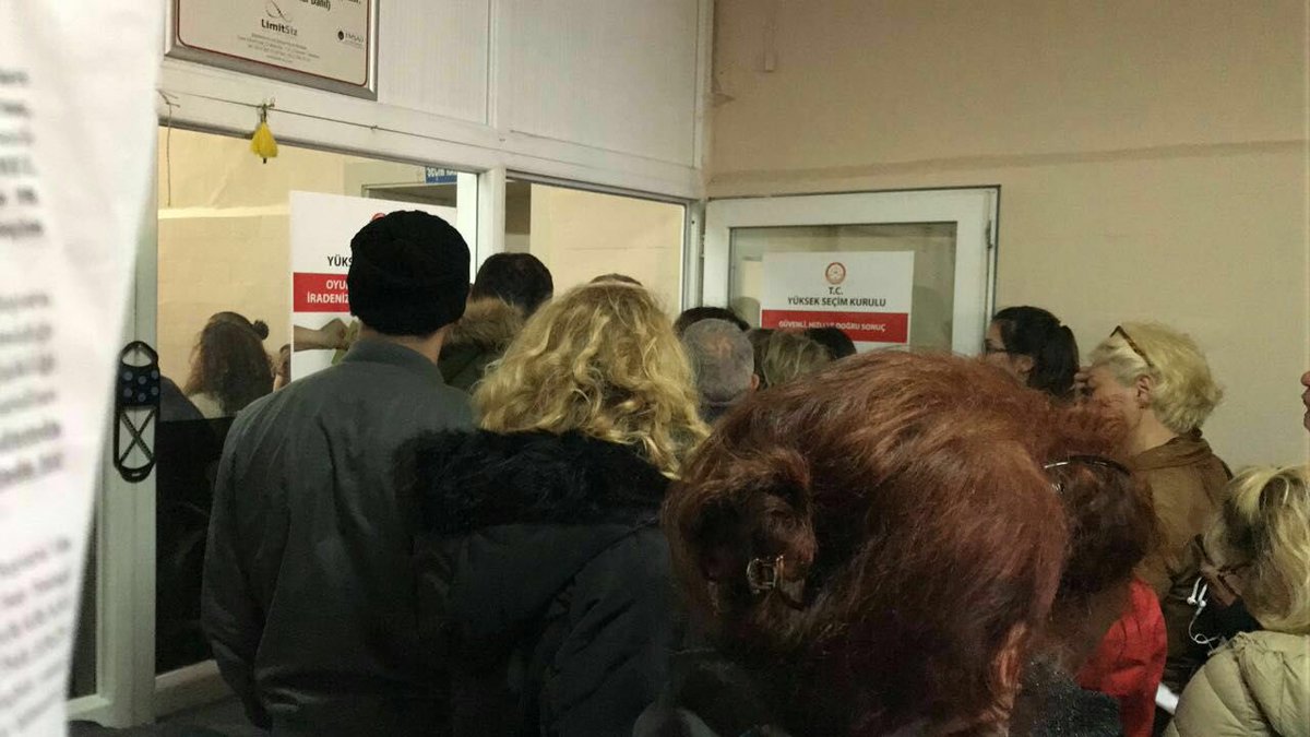 HaziranBesiktas's tweet photo. #HayırKazandıYSKÇaldı 
Beşiktaş,Üsküdar,Kadıköy seçim bürolarında Yurttaşlar Hayır için mücadeleye devam ediyor. 
İTİRAZ süresi uzatılmalı. https://t.co/HZYyzpCeqs