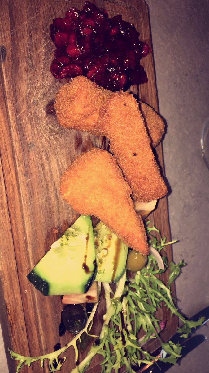 CatLouBateman's tweet photo. #amazing #food at #Porada #whitefeild the other week, #excellentservice #Italian #nomnom #foodporn #camembert #garlicchicken #girlsnight https://t.co/mUow3NsT6Q