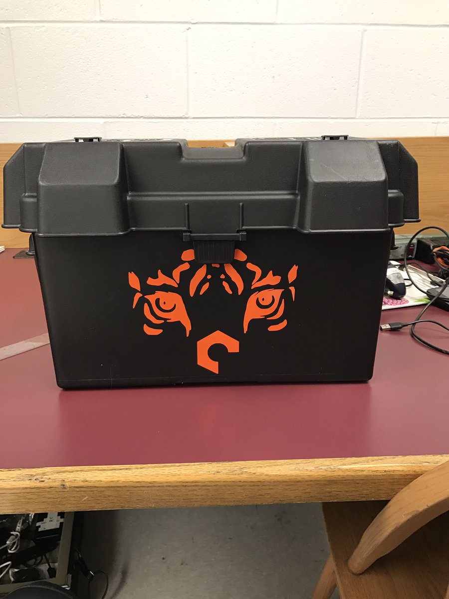 Robotics5040's tweet photo. Got a battery to put on our cart for the world championship. Thanks for the advice @DataForce6929 #omgrobots #destinationloveland https://t.co/ACiWhL5QMw