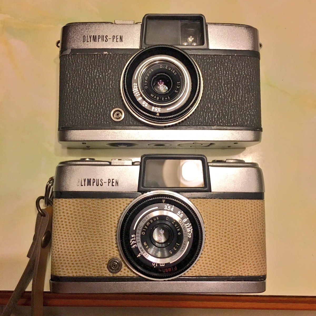 Hirota 初代オリンパスペンのごく初期のモデルは オリンパスではなく三光商事という会社が製造していました 通称三光ペン 知ってる人にとっては当たり前ですが 今からその後のオリンパス製 オリンパスペン との違いを紹介していきます 黄色い革に