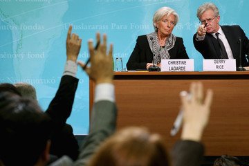 innercitypress's tweet photo. IMF under embargo until 5 minutes ago: #Cameroon GDP 2016 +4.4%; for 2017 falls to 3.7% #NetCut see https://t.co/mmos6LonY0 https://t.co/C6ZYAHeLIb