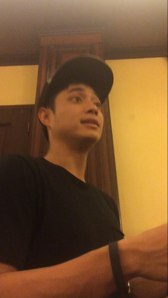 JOAOLuvers's tweet photo. ANG CUTE MO DITO AHIHIHI @Boyband_Ford 

MinamahalKita FordValencia https://t.co/ulYuWZK3UT